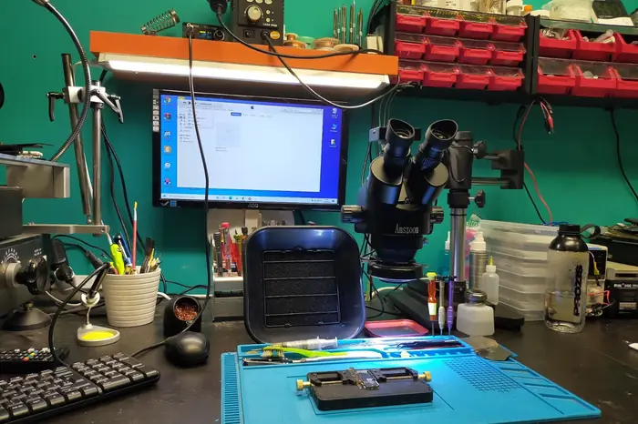 Puesto de trabajo del taller de APP Paracuellos con microscopio y estación de soldadura