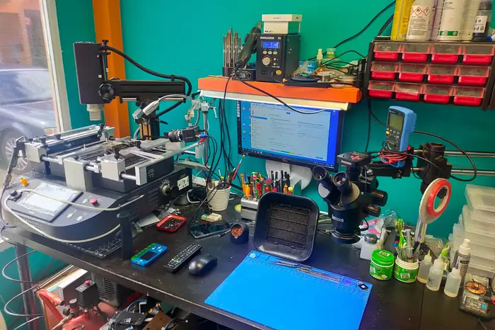 Taller de APP Paracuellos con la estación de reballing y el puesto de microscopio